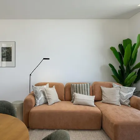 Hills Iii By An Island Apartment